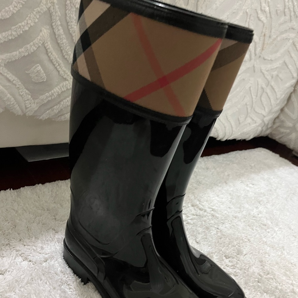 Burberry raining boots 👢